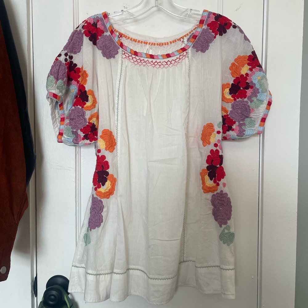 Anthropology Floral Embroidered White Blouse. NWT size S
